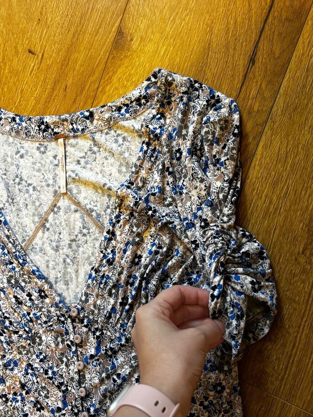 Free People Floral Button-Front Ruched Sleeve Top Size L - Picture 3 of 7